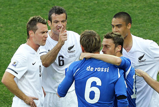 Getty Images: Ryan Nelsen sends a message to Daniele de Rossi.